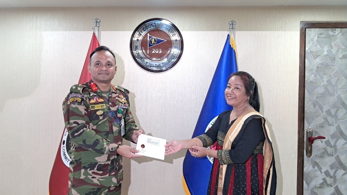 দুর্গাপূজা উপলক্ষে খাগড়াছড়ি সেনা রিজিয়নের উপহার প্রদান