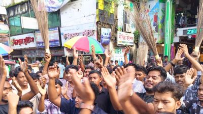 ফেনীতে বিএনপি নেতার বিরুদ্ধে জুলাইযোদ্ধাদের ঝাড়ু মিছিল