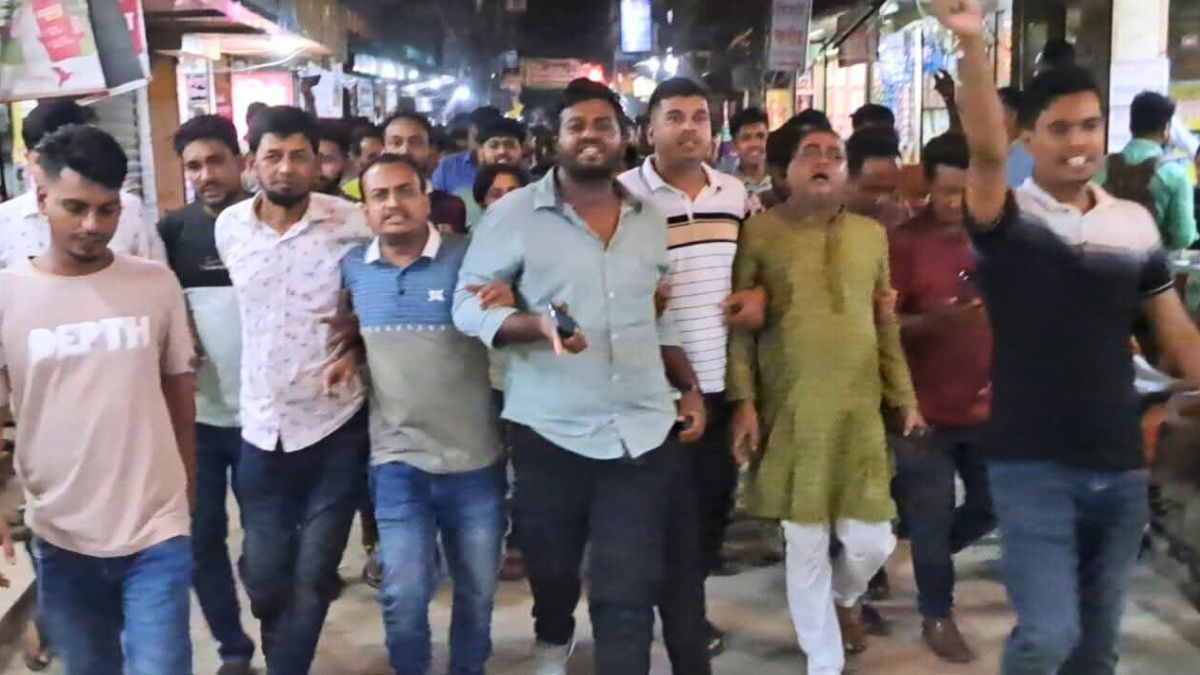 ফেনীতে বিএনপি নেতার বিরুদ্ধে ঝাড়ু মিছিলের প্রতিবাদে বিক্ষোভ