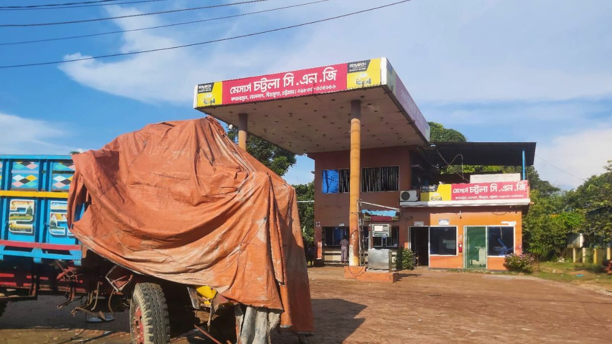 সীতাকুণ্ডে সিএনজি ফিলিং স্টেশনে বিস্ফোরণে কাভার্ডভ্যান বিধ্বস্ত