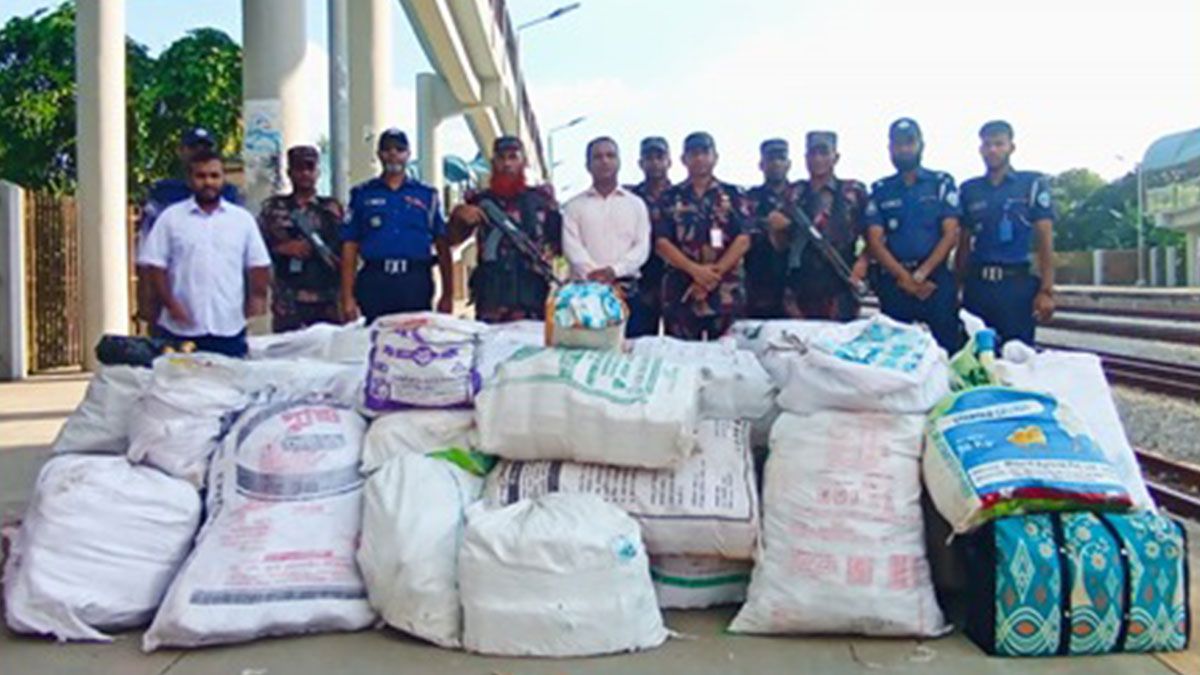 কুমিল্লায় বিপুল পরিমাণ ভারতীয় চোরাই পণ্য জব্দ