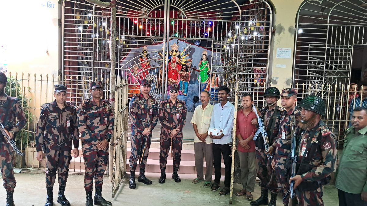 খাগড়াছড়িতে দুর্গাপূজার নিরাপত্তা পরিদর্শন করলেন বিজিবির সেক্টর কমান্ডার
