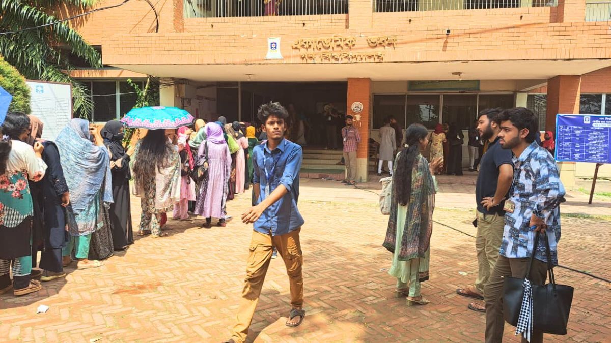 ৭ বছর পর গকসু নির্বাচনে শিক্ষার্থীদের ভোট উৎসব