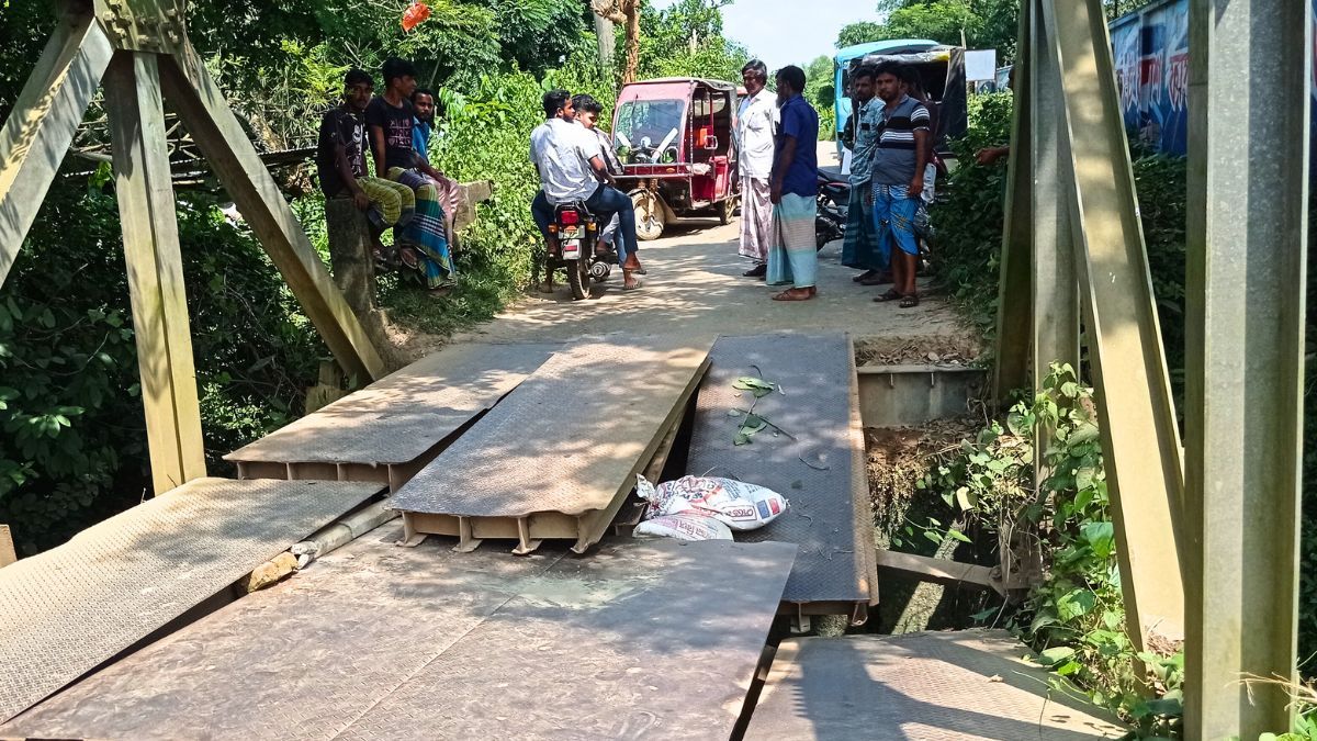 শ্রীপুরে আবারও বেইলি সেতু ভেঙে যান চলাচল বন্ধ