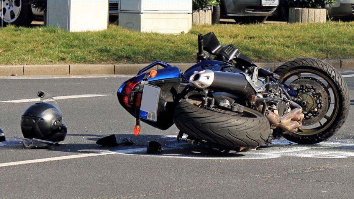 চট্টগ্রামে ভাইয়ের বাইক থেকে ছিটকে প্রাণ হারালেন বোন