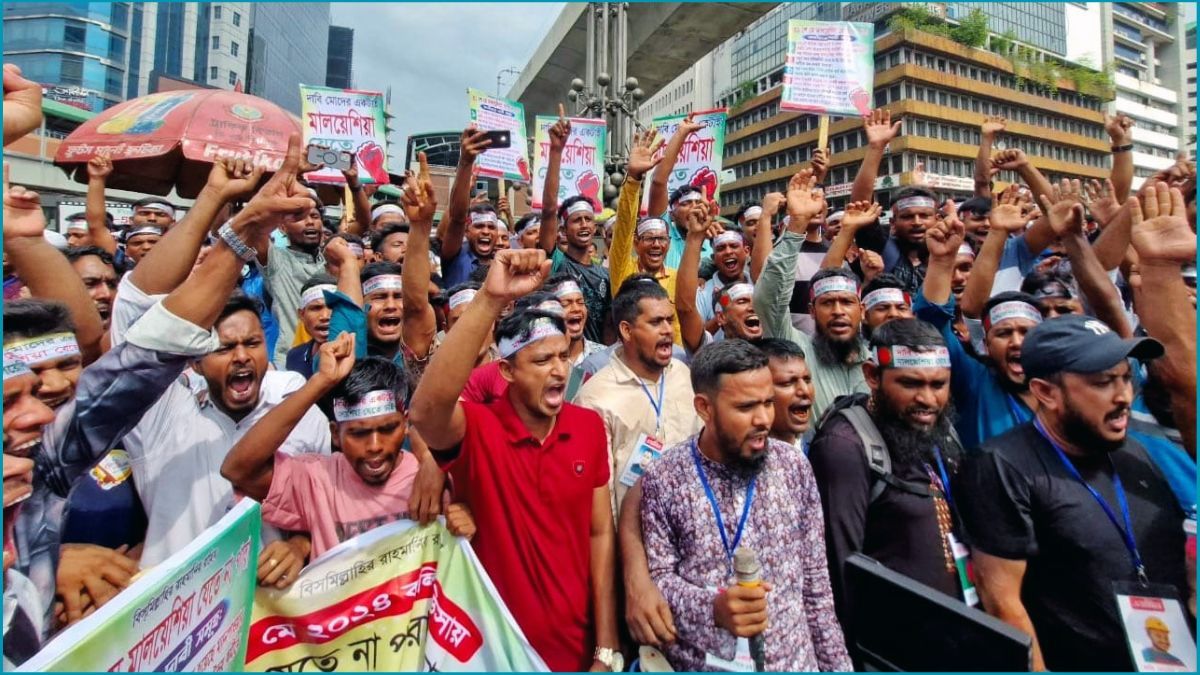 মালয়েশিয়া যেতে না পারায় কারওয়ান বাজারে কর্মীদের বিক্ষোভ