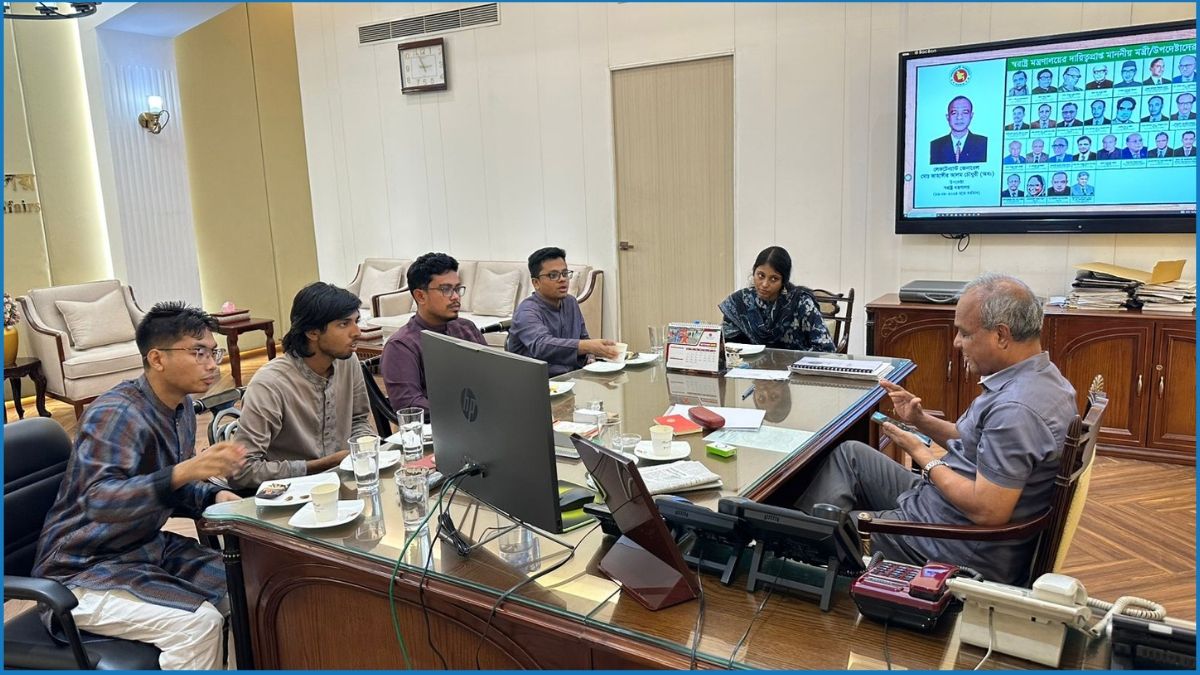 দুর্গাপূজায় নিরাপত্তার দাবিতে স্বরাষ্ট্র উপদেষ্টার সঙ্গে ডাকসু নেতাদের সাক্ষাৎ