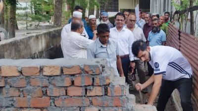 বরিশালে আদালতের নিষেধাজ্ঞা অমান্য করে দেয়াল নির্মাণ, ২০ পরিবার অবরুদ্ধ