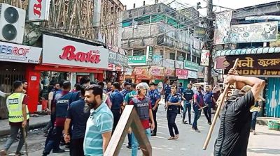 চট্টগ্রামে ইসলামী ব্যাংকের লেনদেন বন্ধ, পুলিশের লাঠিচার্জে আহত ৭
