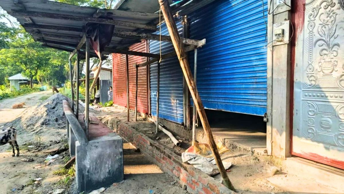 বাউফলে স্বেচ্ছাসেবক লীগ নেতার দখলে সরকারি যাত্রীছাউনি