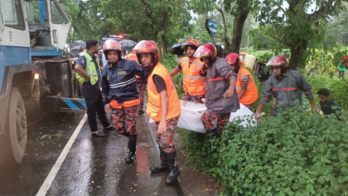 মিরসরাইয়ে নিয়ন্ত্রণ হারিয়ে ট্রাক খাদে পড়ে চালকের মৃত্যু