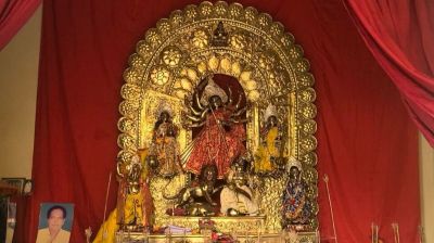 ধামরাই ৫২০ কেজির অষ্টধাতুর দুর্গা প্রতিমা দর্শনার্থীদের ভিড়