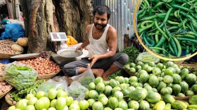 ঝাঁঝ বেড়েছে মরিচের, চোখ রাঙাচ্ছে বেগুন