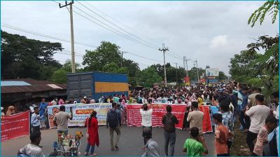 চাকরিচ্যুত ইসলামী ব্যাংক কর্মকর্তাদের মহাসড়ক অবরোধ