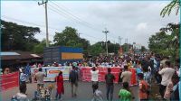 চাকরিচ্যুত ইসলামী ব্যাংক কর্মকর্তাদের মহাসড়ক অবরোধ