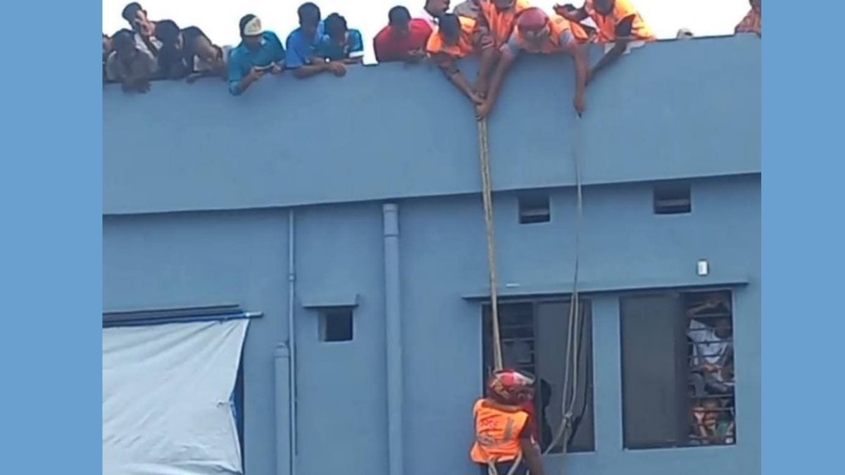 হাজীগঞ্জে ৫ তলা ভবনের এসির আউটডোরে আটকে পড়া শিশু উদ্ধার