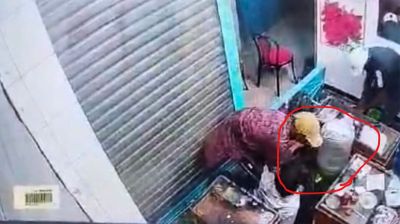 মানিকগঞ্জে স্বর্ণালংকার দোকানে ডাকাতি, ছুরিকাঘাতে ব্যবসায়ী আহত