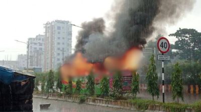নারায়ণগঞ্জে সড়ক দুর্ঘটনায় নিহত ১, বাসে আগুন দিল বিক্ষুব্ধ জনতা