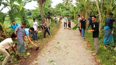 আলফাডাঙ্গায় যুবকদের স্বেচ্ছাশ্রমে ঝোপঝাড় পরিষ্কার, বাড়ল সড়কের নিরাপত্তা
