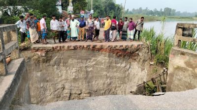 টাঙ্গাইলে সেতুর সংযোগ সড়ক ধসে নদীতে, লক্ষাধিক মানুষের ভোগান্তি
