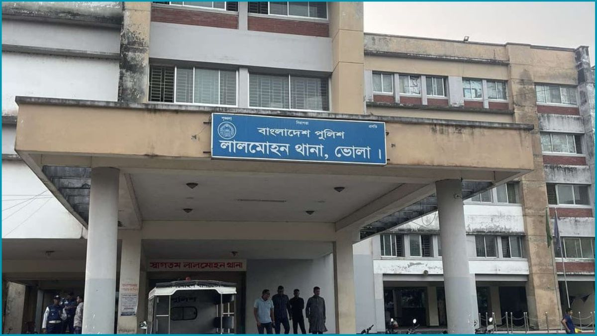 লালমোহনে নৌবাহিনীর অভিযানে মাদক কারবারি আটক