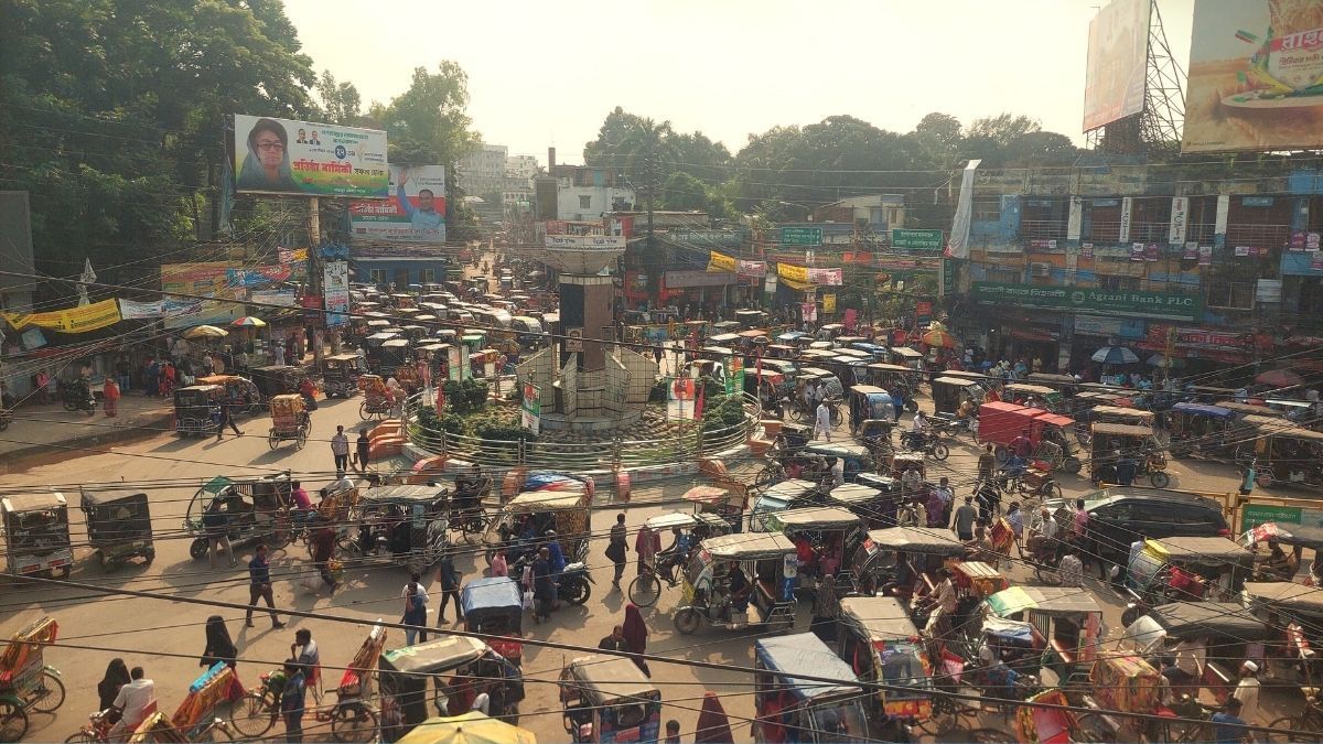 যানজট নিরসনে ব্যাটারিচালিত রিকশায় শৃঙ্খলা আনছে বগুড়া পৌরসভা