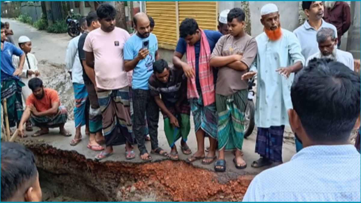 সালথায় ফেসবুক পোস্ট দেখে ভাঙা সড়ক মেরামত করল জামায়াত