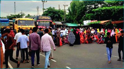 বকেয়া বেতনের দাবিতে ঢাকা-চট্টগ্রাম মহাসড়ক অবরোধ