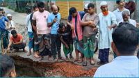 সালথায় ফেসবুক পোস্ট দেখে ভাঙা সড়ক মেরামত করল জামায়াত