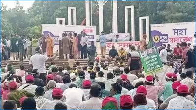 শহীদ মিনারে অবস্থান নিলেন শিক্ষকরা, সাউন্ড গ্রেনেড নিক্ষেপ