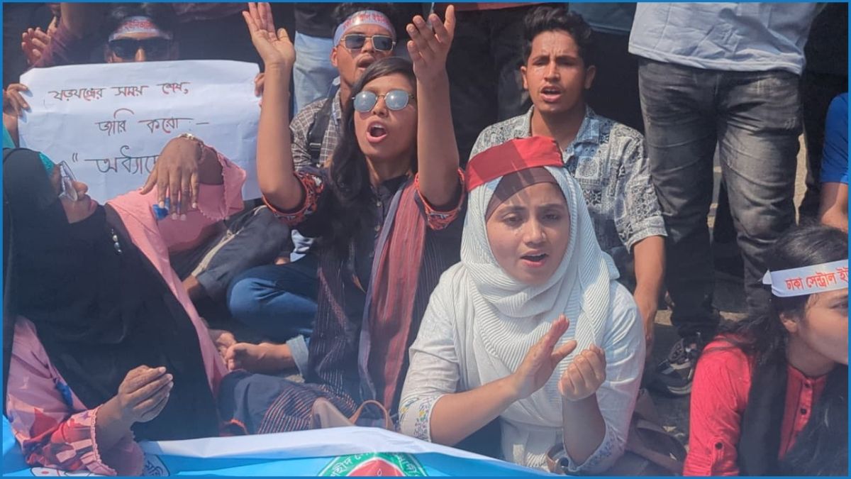 ৪ দাবি না মানা পর্যন্ত অবস্থান ছাড়বেন না ৭ কলেজের শিক্ষার্থীরা