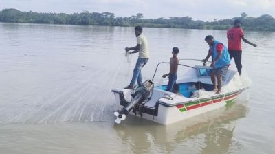 নিষেধাজ্ঞা অমান্য করে ইলিশ ধরা নিয়ে সংঘর্ষ, আহত ৪