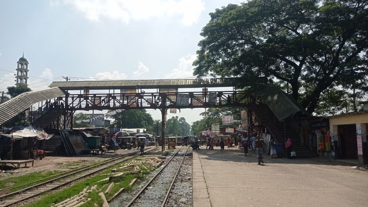 কোটি টাকা ব্যয়ে নির্মিত ফুটওভার ব্রিজ এখন ‘মাদকসেবীদের আস্তানা’
