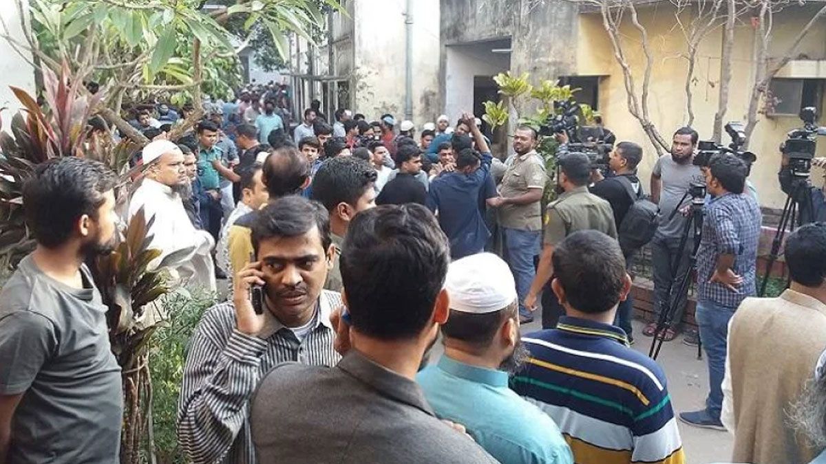মিরপুরে অগ্নিকাণ্ডে এখনো নিখোঁজ অনেকে, স্বজনদের আহাজারিতে ভারী পরিবেশ