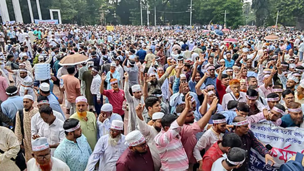 ৩ দফা দাবিতে শিক্ষকদের ১ ঘণ্টার আল্টিমেটাম