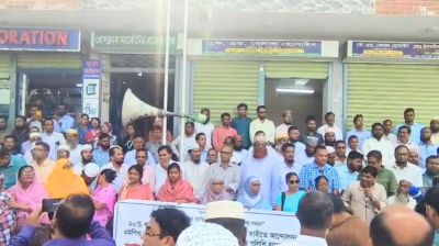 কলাপাড়ায় শিক্ষকদের সড়ক অবরোধ, ঘণ্টাব্যাপী মানববন্ধনে যান চলাচল বন্ধ