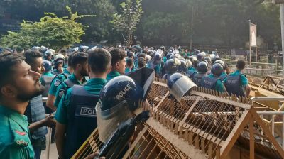 এমপিওভুক্ত শিক্ষকদের লংমার্চে পুলিশের বাধা