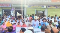 কলাপাড়ায় শিক্ষকদের সড়ক অবরোধ, ঘণ্টাব্যাপী মানববন্ধনে যান চলাচল বন্ধ