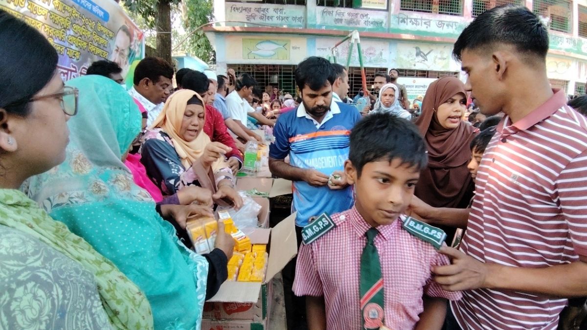 শিশুদের টাইফয়েড টিকা উৎসবে বিএনপির জুস ও চকলেট বিতরণ