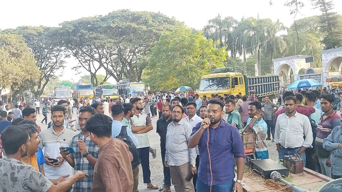 জেলা প্রশাসকের আশ্বাসে ইবি শিক্ষার্থীদের কর্মসূচি প্রত্যাহার