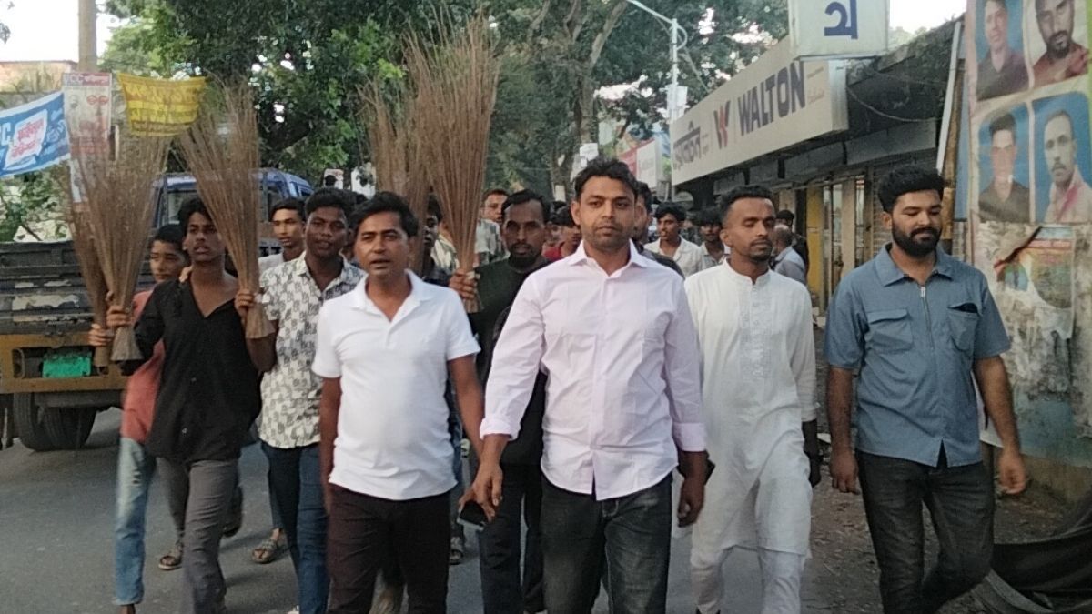 আলফাডাঙ্গায় বিএনপির মনোনয়ন ঘিরে দ্বন্দ্ব, ‘ভুয়া দাবি’ বলে ঝাড়ু মিছিল