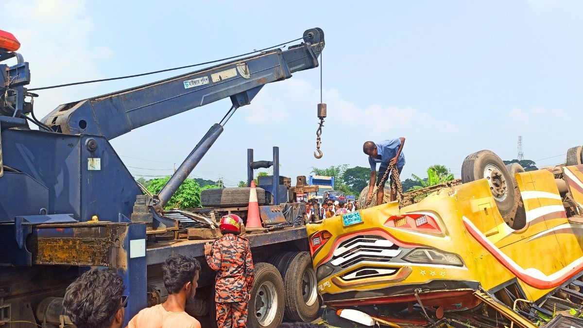 ভাঙ্গায় বাস উল্টে খাদে পড়ে নিহত ১, আহত ১৫