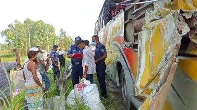 টাঙ্গাইলে বাস-ট্রাকের সংঘর্ষে নিহত ৩