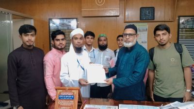 কুমিল্লা সরকারি কলেজে ছাত্র সংসদ নির্বাচনের দাবিতে স্মারকলিপি প্রদান