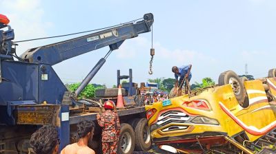 ভাঙ্গায় বাস উল্টে খাদে পড়ে নিহত ১, আহত ১৫