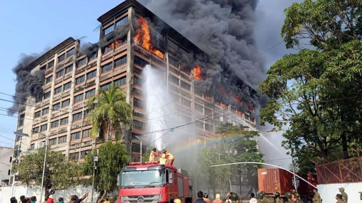 চট্টগ্রামে ইপিজেডের আগুন ছড়াচ্ছে পাশের ভবনেও