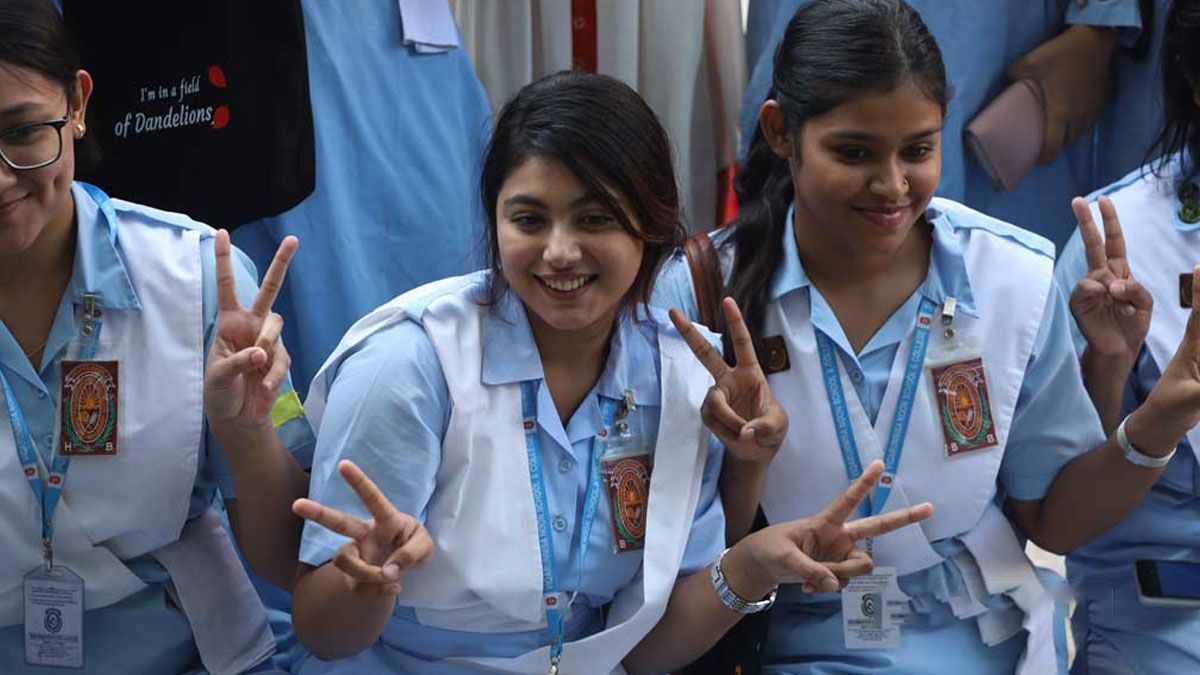 এইচএসসিতে পাস ও জিপিএ-৫ প্রাপ্তিতে ছেলে না মেয়েরা এগিয়ে?