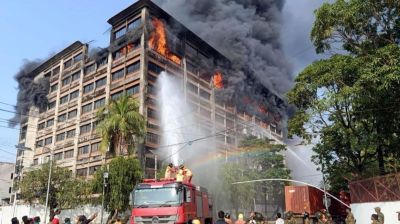 চট্টগ্রামে ইপিজেডের আগুন ছড়াচ্ছে পাশের ভবনেও