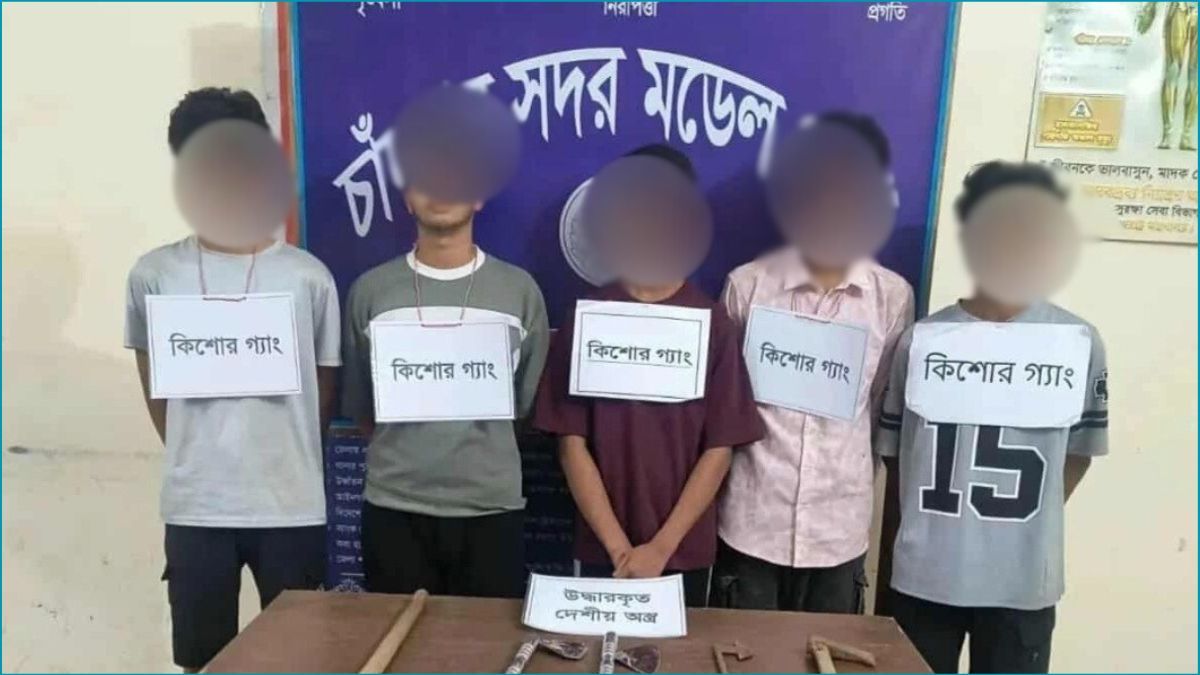চাঁদপুরে অস্ত্রসহ কিশোর গ্যাংয়ের ৫ সদস্য গ্রেপ্তার