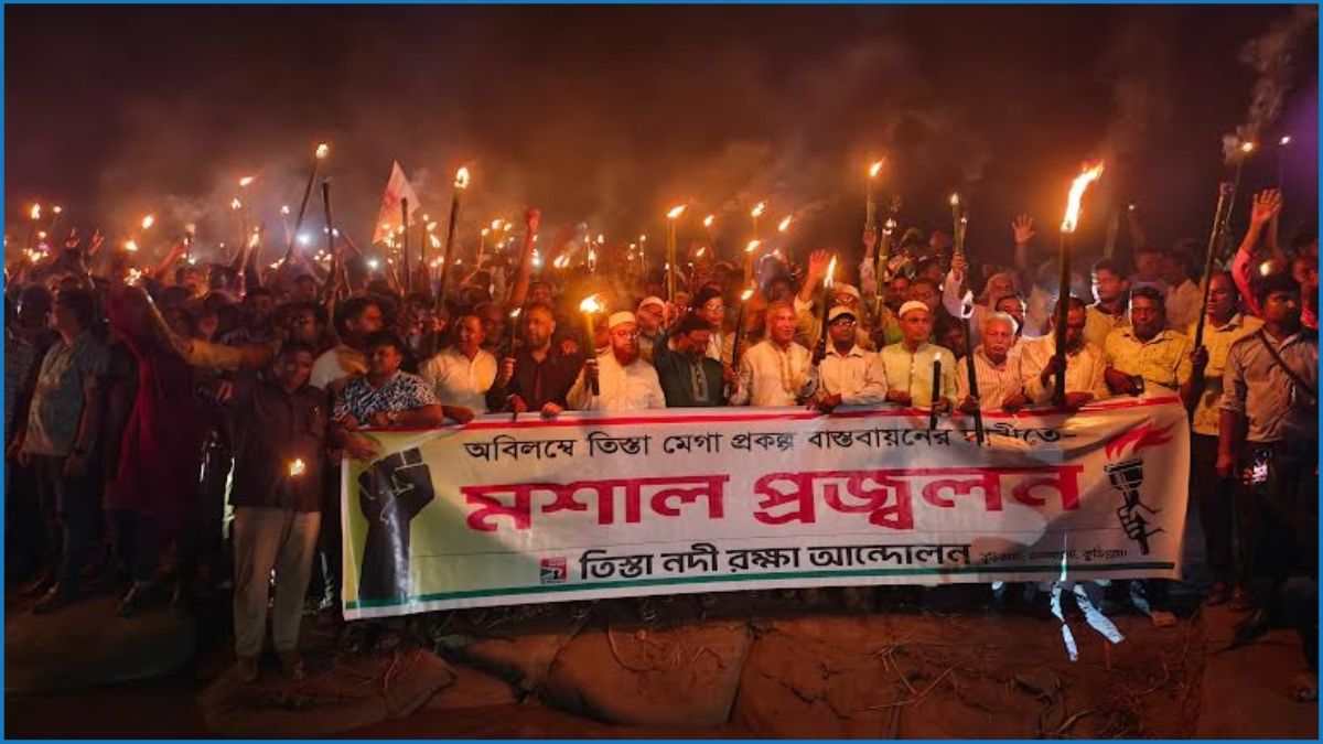 তিস্তা মহাপরিকল্পনা বাস্তবায়নের দাবিতে কুড়িগ্রামে মশাল প্রজ্জ্বালন